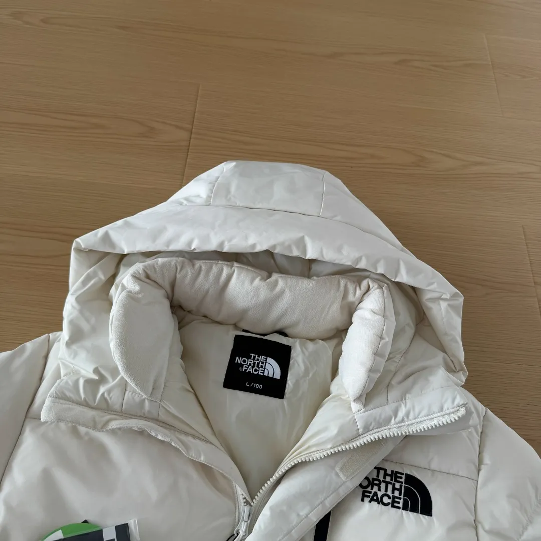 Photographed at home, please do not pass it off as a stolen photo! Style number: Y 68-𝐓𝐡𝐞 𝐍𝐨𝐫𝐭𝐡 𝐅𝐚𝐜𝐞 /F 22 North Face long down jacket Shin Min Ah Same Style ❶Fabric: Made of 100% polyester fiber, dry to the touch, water-repellent fabric. ❷Filling: It is also filled with 80% goose down, and the fluffy and warm effect is very good. ❸Embroidery: Using imported Tajima Embroidery Ten Thousand Needle Embroidery, using imported No. 7 needles and Japanese Queen Embroidery Thread to ensure that each word is full of work and has a clear three-dimensional sense. ❹The zipper is customized by Yoshida YKK original factory, with clear engraving and perfect and smooth texture. Size: XS S M L XL XXL Color: Black White